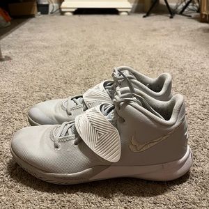 womens size 9/10 Nike basketball shoes!